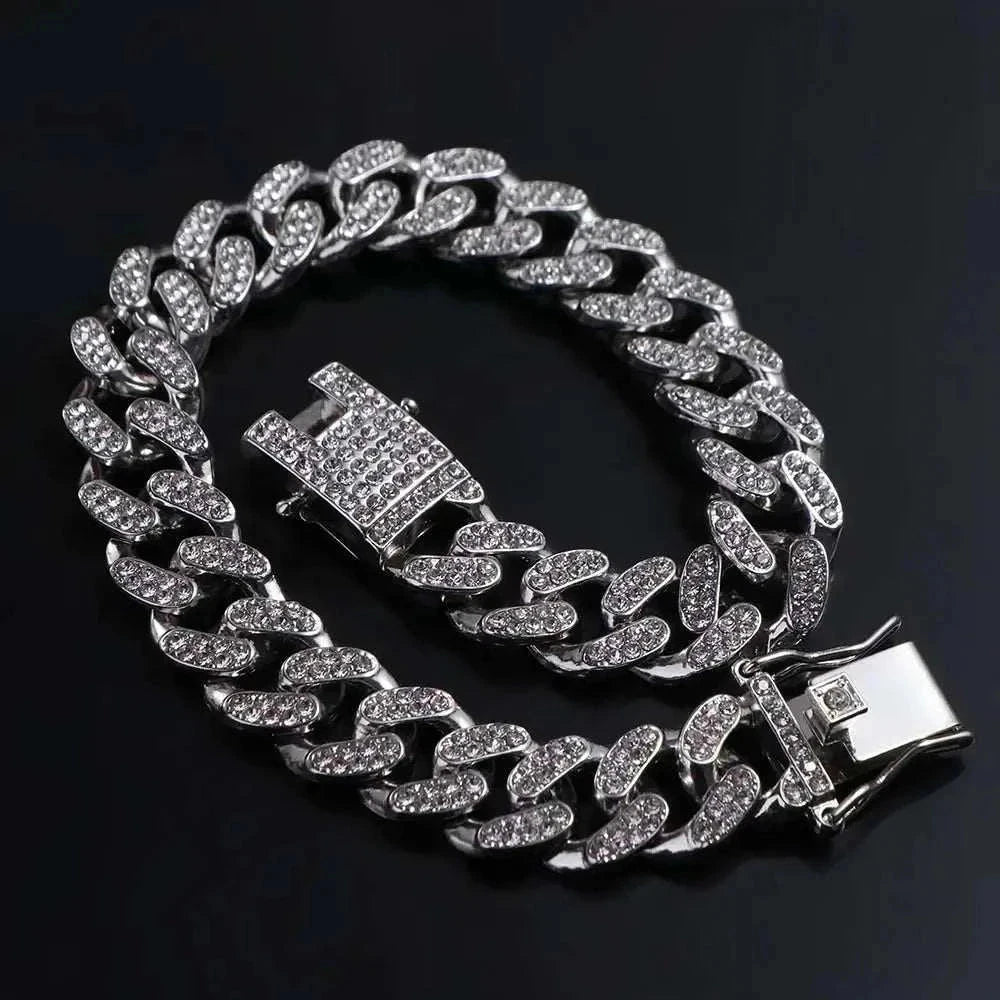 Luxury dog collar made of high-quality alloy with sparkling rhinestone embellishments