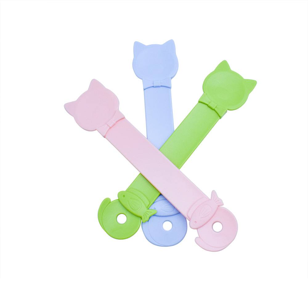 Cat Strip Spoon Feeder safe, mess-free treat dispenser with fixed buckle and smooth edges for cats