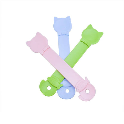 Cat Strip Spoon Feeder safe, mess-free treat dispenser with fixed buckle and smooth edges for cats