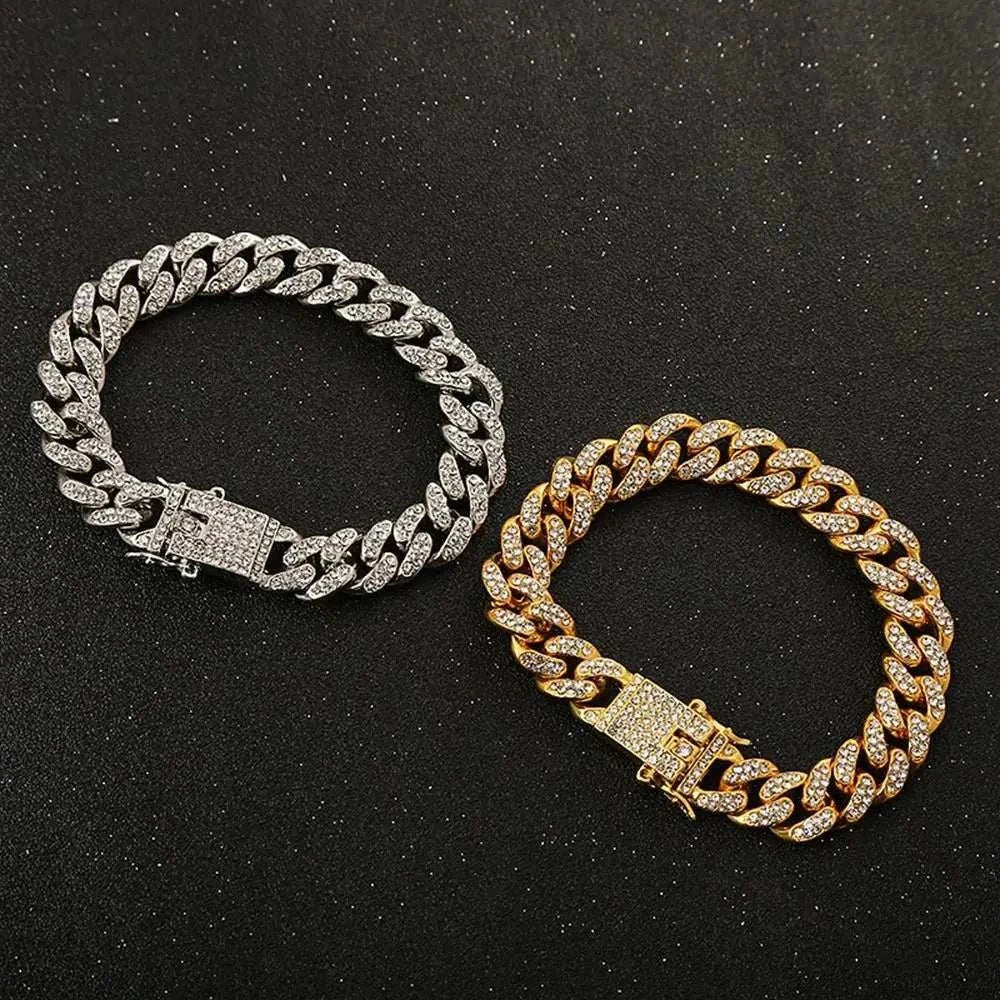 Luxury dog collar with sparkling rhinestones in silver and gold.