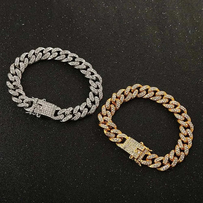 Luxury dog collar with sparkling rhinestones in silver and gold.