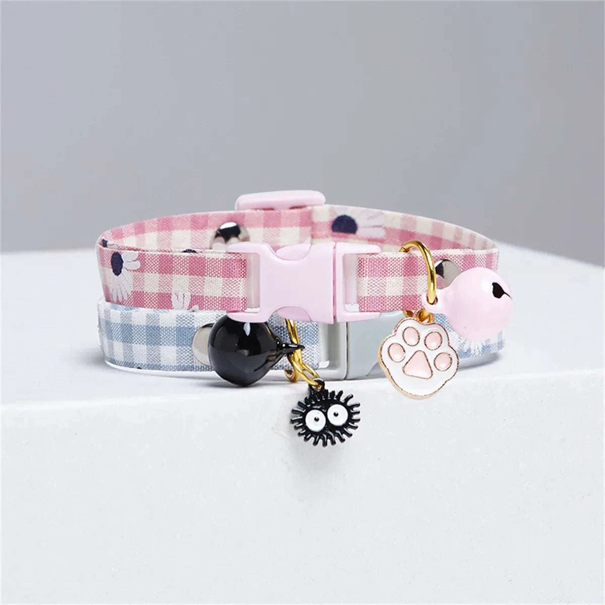 Adjustable pendant collar with bell for cats and small dogs, featuring plaid design and cute charms.