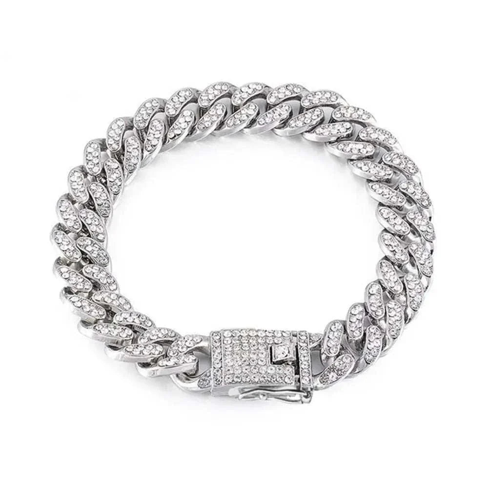Luxury dog collar with high-quality alloy, embellished with sparkling rhinestones.