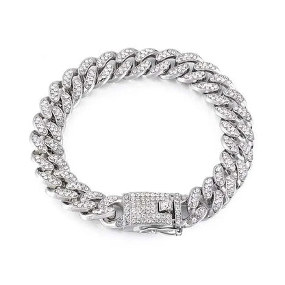 Luxury dog collar with high-quality alloy, embellished with sparkling rhinestones.